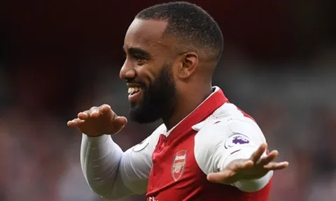 Lacazette lập thống kê khủng, Emery "vui sướng như điên"