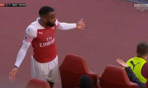 Lacazette nổi sung, bật lại HLV Emery khi bị thay ra sân