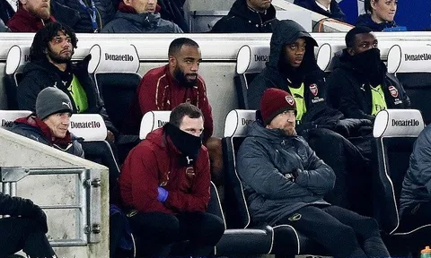 Lacazette thất thần trên ghế dự bị, cố lí giải hành động "lạ" của Emery
