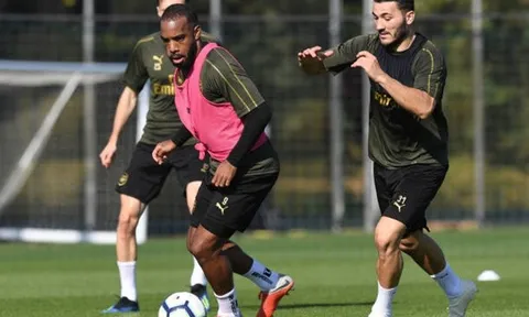 Lacazette thở dốc khi tranh chấp với bệnh binh vừa trở lại sân tập