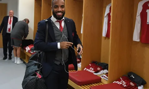 Lacazette tươi như hoa, làm tất cả sửng sốt