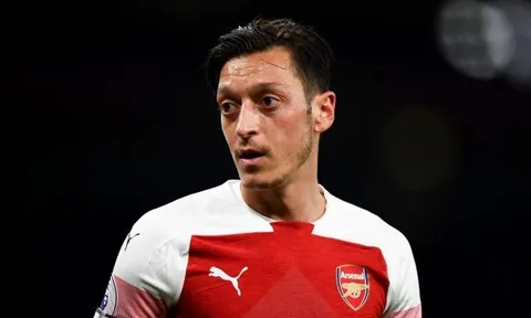 Lại mất tích khi Arsenal thắng, Ozil phản ứng bất ngờ