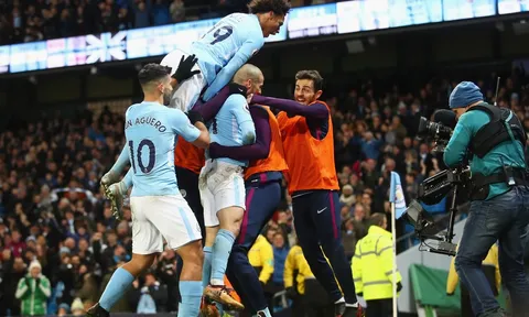 Lại ngược dòng, Man City tái lập kỷ lục của Chelsea mùa trước