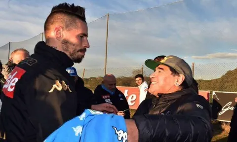Lại nổ súng, Hamsik đã ngang hàng với Maradona
