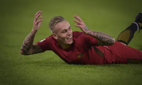 Lần đầu ra mắt, tân binh Roma thích thú lăn lộn trên mặt cỏ Olimpico