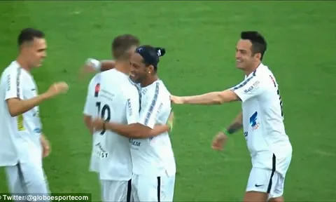 'Lão tướng' Ronaldinho lại gây choáng với siêu phẩm từ giữa sân