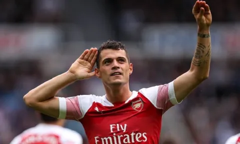 Lập siêu phẩm, Xhaka vẫn khiến NHM "ngứa mắt" vì hành động này