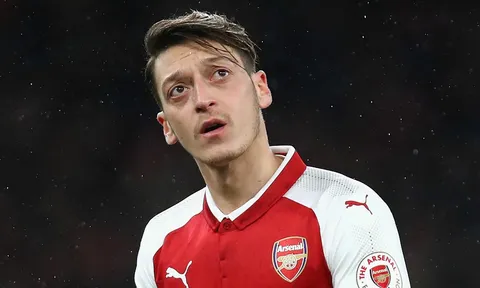 Xin lỗi, Emery không đến để phụng sự Ozil