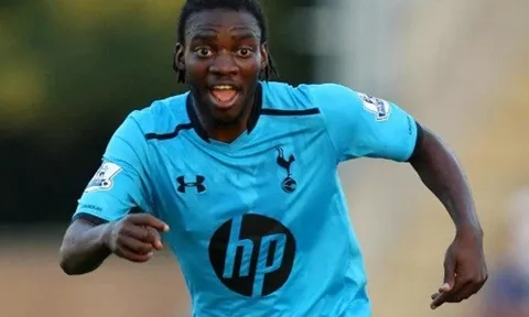 Cựu cầu thủ Tottenham bị sa thải vì mang mã tấu đến sân tập