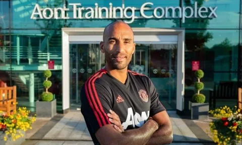 Bây giờ, bạn đã hiểu vì sao Man United chiêu mộ Lee Grant chưa?