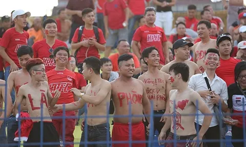 CĐV Hải Phòng cời trần, vẽ lên người "trêu ngươi" BTC V-League