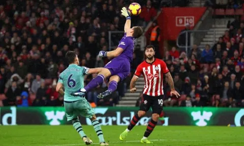 Leno tập làm người nhện, đấm bay luôn 22 trận bất bại của Arsenal