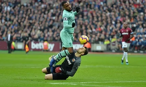 Lĩnh trọn đầu gối, người cũ vẫn khiến tiền đạo của Arsenal tắt điện