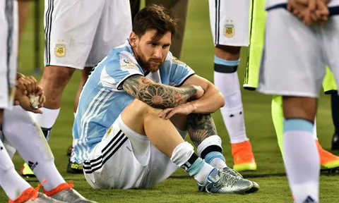 Maradona: "Cứ vào phòng tắm 20 lần trước trận, Messi không thể là thủ lĩnh"