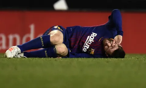 Lionel Messi đau đớn ngã vật ra sân trong trận hòa Valencia