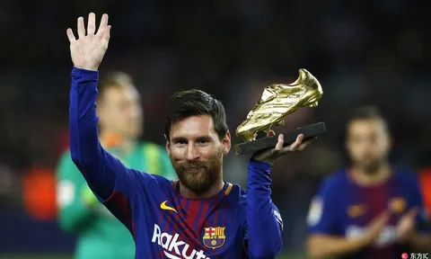 Lionel Messi khoe giày vàng trước trận