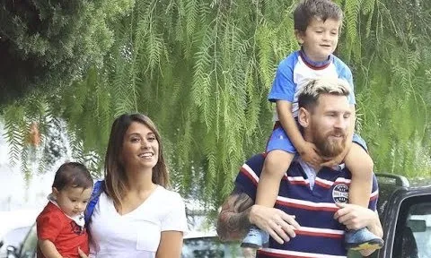 Lionel Messi vây quần bên gia đình sau sân cỏ