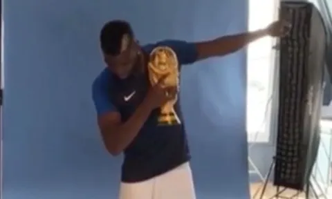 Vừa sắm vai người hùng, Pogba đã lại bị ném đá vì "làm lố"