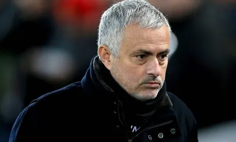 Với một quyết định, thượng tầng MU đã định sẵn tương lai cho Mourinho