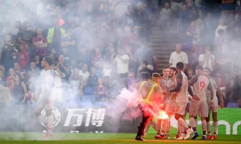 Liverpool ăn mừng chiến thắng giữa 'làn bom bão đạn'