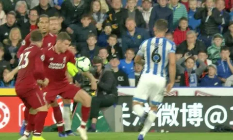 Tranh cãi: Trọng tài cướp mất quả penalty của Huddersfield?