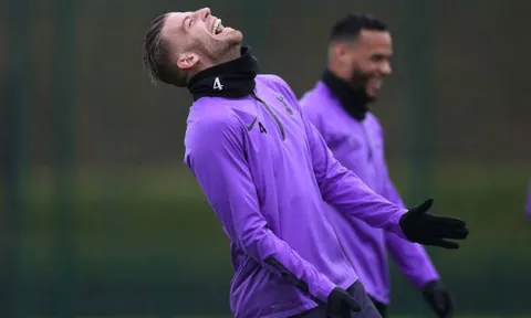 Liverpool hụt hơi, sân tập Tottenham tràn ngập nụ cười "tất thắng"