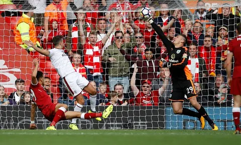 Hàng phòng ngự đang 'giết chết' Liverpool