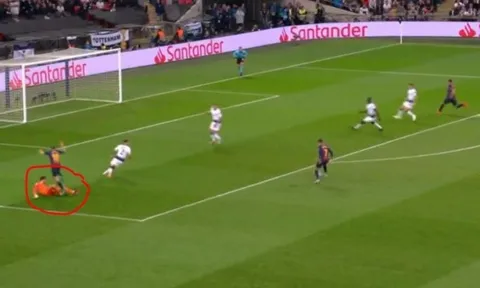 Lloris nhận đủ 'gạch đá' sau bàn thắng của Coutinho