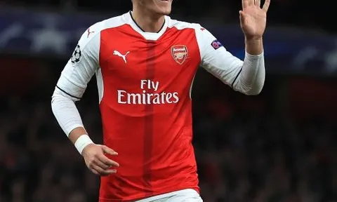 Loại Ozil, Unai Emery đang chơi "trò chơi tâm lý"