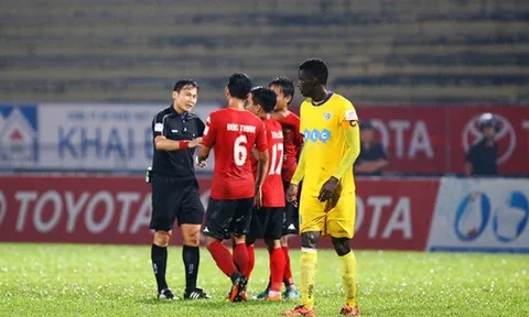 CĐV Long An chửi bới, đòi “xử” trọng tài “bẻ còi”