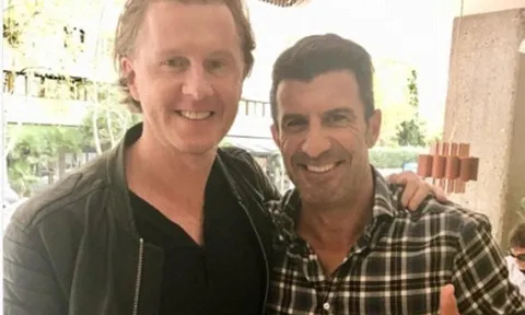 Luis Figo vui mừng hội ngộ McManaman ở sân Bernabeu