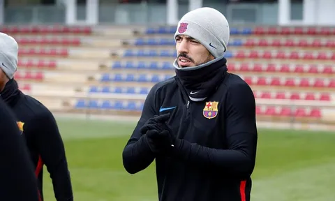 Luis Suarez run cầm cập khi bước ra sân tập