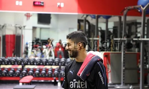 Luis Suarez thử sức với môn bóng rổ