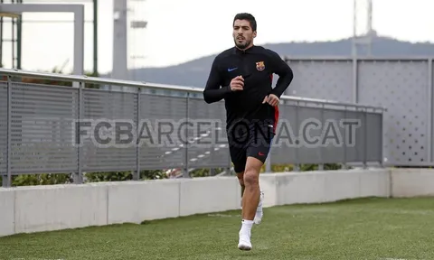 Luis Suarez tiếp tục lẻ bóng trên sân tập Barcelona