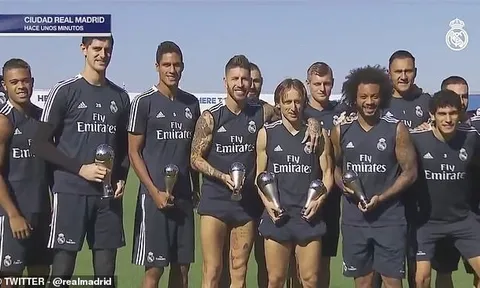 Luka Modric khoe giải 'The Best' trên sân tập Real Madrid