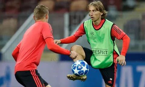Luka Modric thi triển tuyệt kỹ "lườm rau gắp thịt"