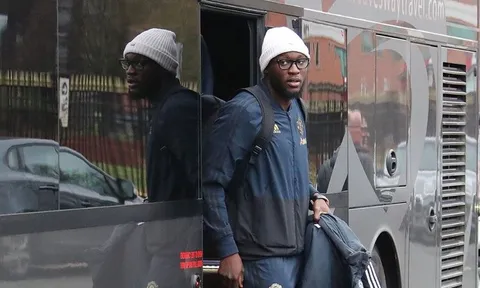 Lukaku hài hước với cặp kính ra vẻ "tri thức"