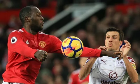 Lukaku lại giúp đối phương… ghi bàn