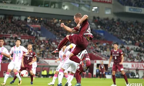 Lukas Podolski lại gây sốt với siêu phẩm vô lê