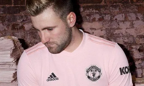 Dàn sao Man Utd tạo dáng đầy nữ tính trong chiếc áo đấu màu hồng