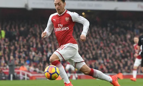 Lý do Man Utd và Barca tranh giành Mesut Ozil