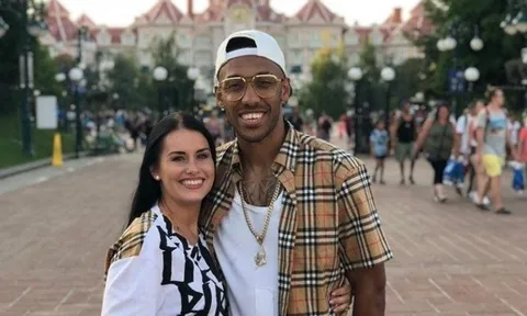 Mặc chỉ trích, 'Thảm họa' Arsenal diện đẹp thăm thú Disneyland