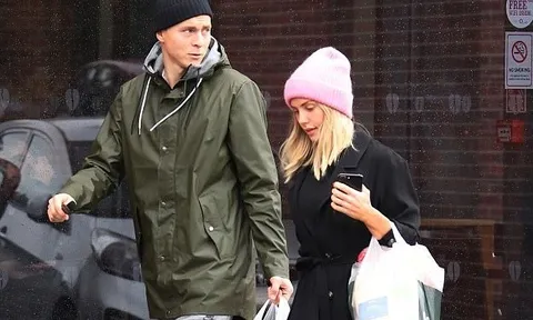 Mặc đại chiến Liverpool, Lindelof rảo bước đi shopping