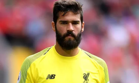 Mặc fan Liverpool cầu xin, Alisson vẫn tuyên bố cứng