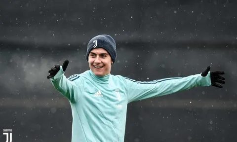 Mặc giá rét, Dybala vẫn đẹp rạng rỡ trên sân tập