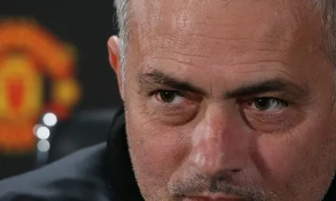 Mặc mọi phản đối, vì đâu Mourinho vẫn ảo tưởng vào "kẻ bất khả xâm phạm"?