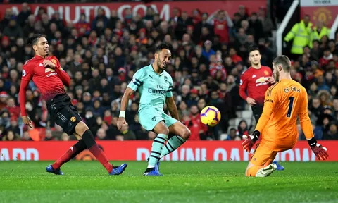 Mắc sai lầm, De Gea vẫn khiến "siêu sát thủ" của Arsenal ôm hận