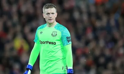 Mắc sai lầm ngớ ngẩn hơn cả Karius, thủ thành tuyển Anh "biếu không" Liverpool 3 điểm
