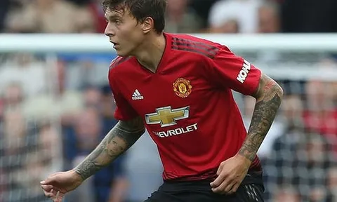 Mắc sai lầm tai hại, Carragher nói lời khó tin về Lindelof