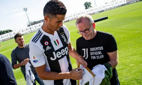 Mặc scandal tình ái, Ronaldo cực tươi chụp ảnh cùng Juventus